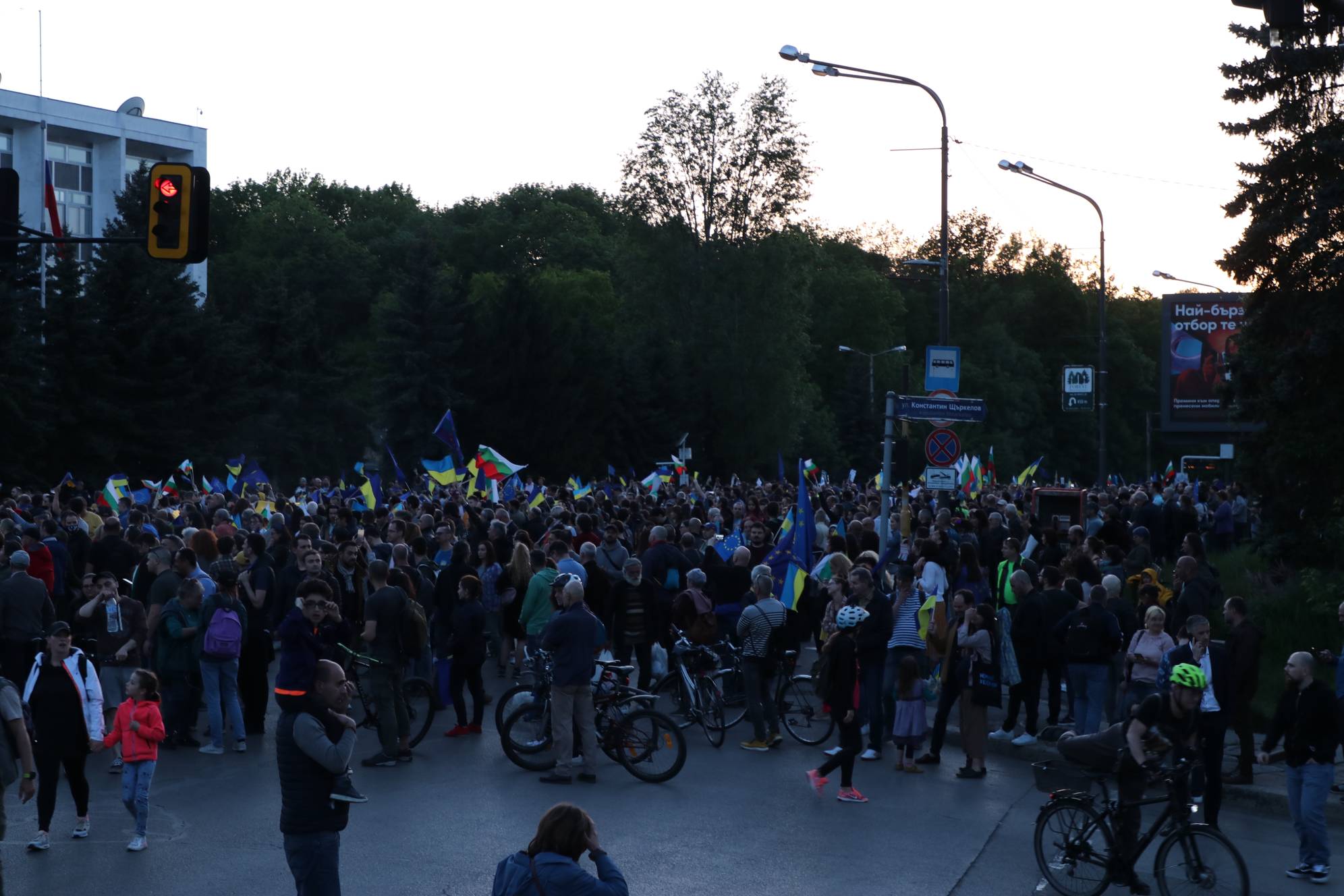 Грандиозният многохиляден протест пред рашисткото посолство в София
